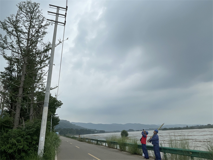 7月4日11时，金堂供电公司配网线路巡视人员对相关线路进行安全特巡。国网成都供电公司供图