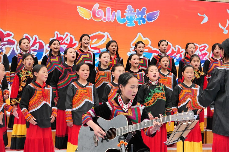 勒烏鄉中心小學的“妞妞”合唱團排練彝族歌曲《勇敢的妞妞》。建行四川省分行供圖