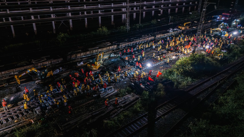 成都工务大修段在襄渝线达州站更换“一渡两交分”道岔群施工现场。周翔摄