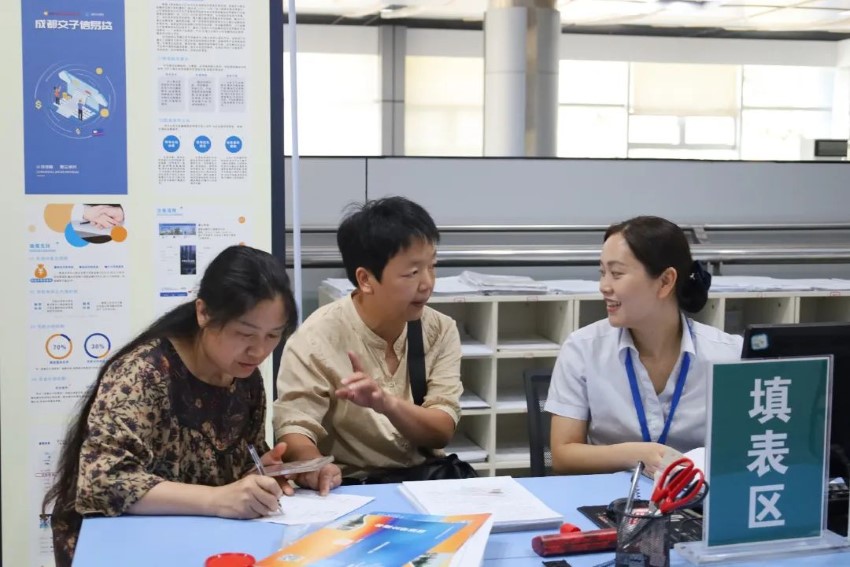 “微笑服務”窗口。簡陽市融媒體中心供圖