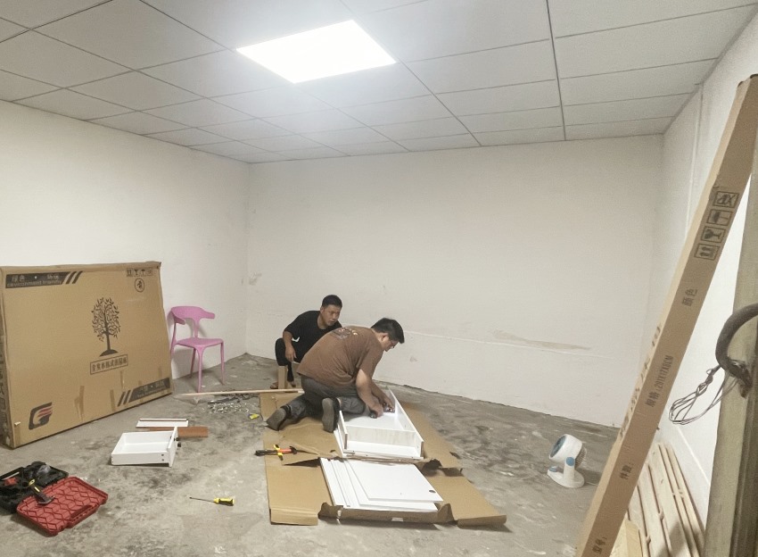 工作人员为困境儿童改造房间。邓宁摄