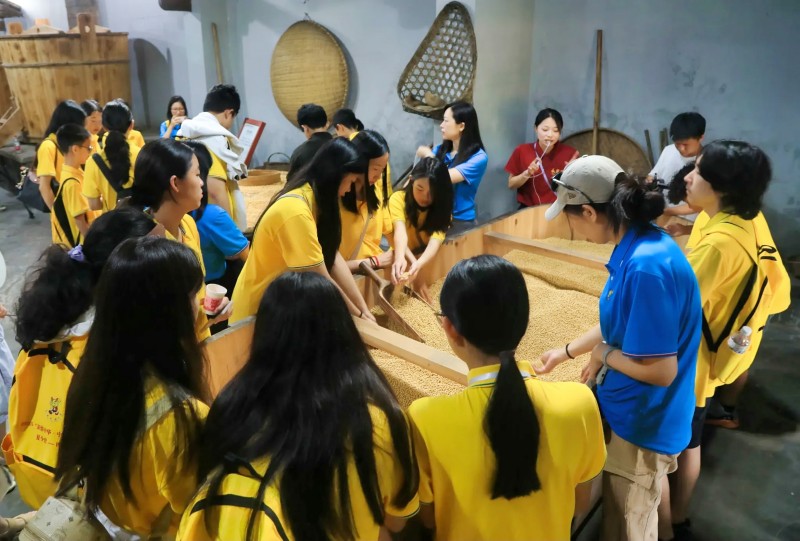 參觀醬油古法釀造工藝。主辦方供圖