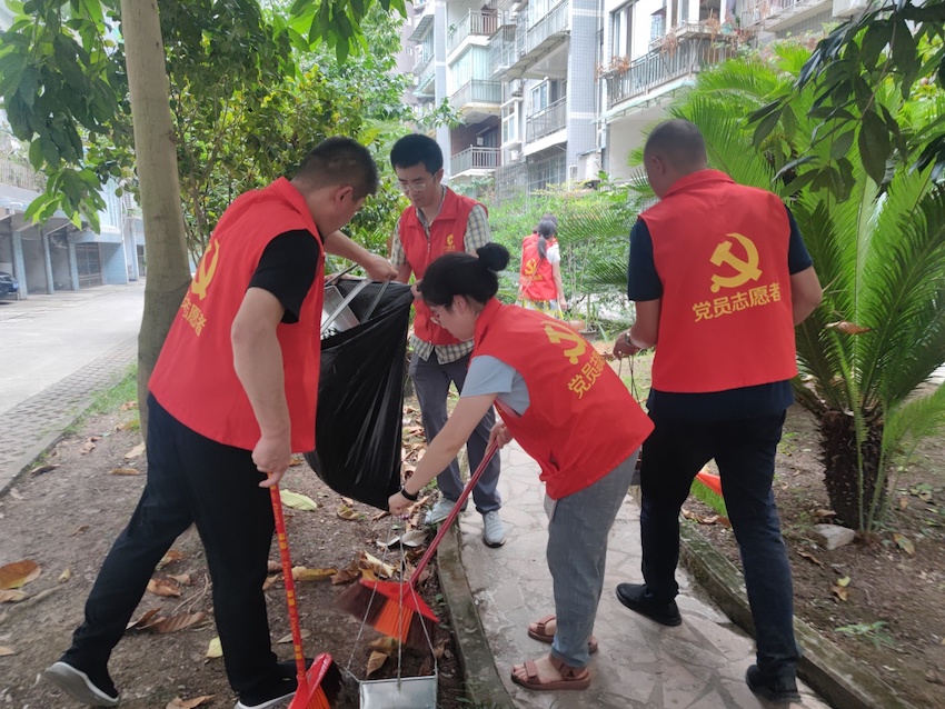 志愿者在联系小区开展卫生服务活动。广安市烟草专卖局供图