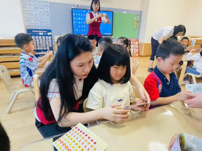 “小小银行家”金融知识普及。中信银行成都分行供图
