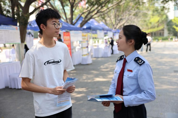 稅務干部向畢業大學生介紹涉稅知識。攀枝花市稅務局供圖