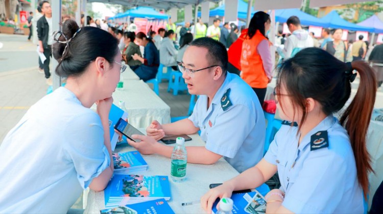 企業人力資源負責人咨詢可以享受的稅收優惠。攀枝花市稅務局供圖