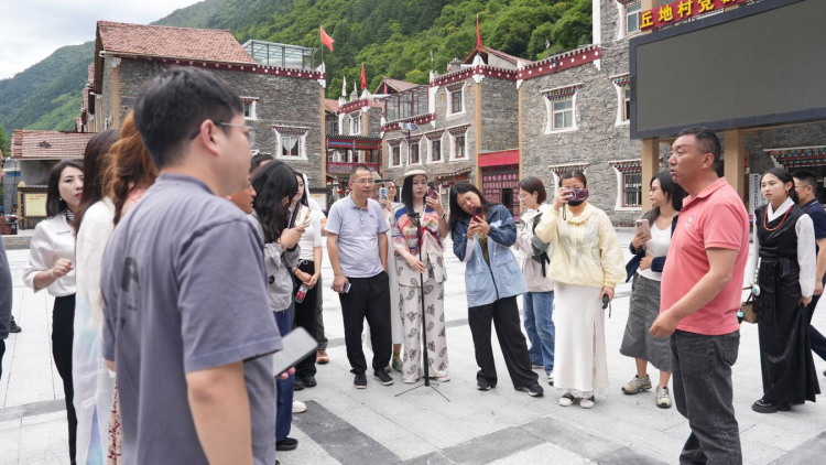 浙阿兩地網絡名人了解東西部協作成果。阿壩州委網信辦供圖