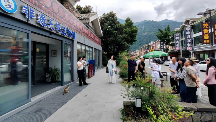 浙阿兩地網絡名人了解非遺。阿壩州委網信辦供圖
