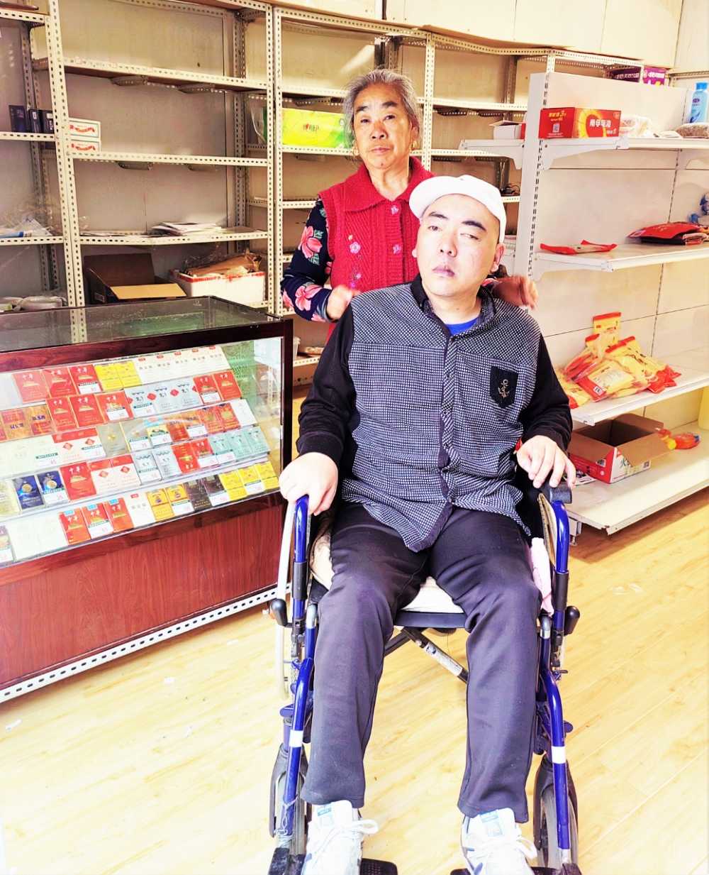 魏玉君和妻子在一起。松潘县烟草专卖局（分公司）供图