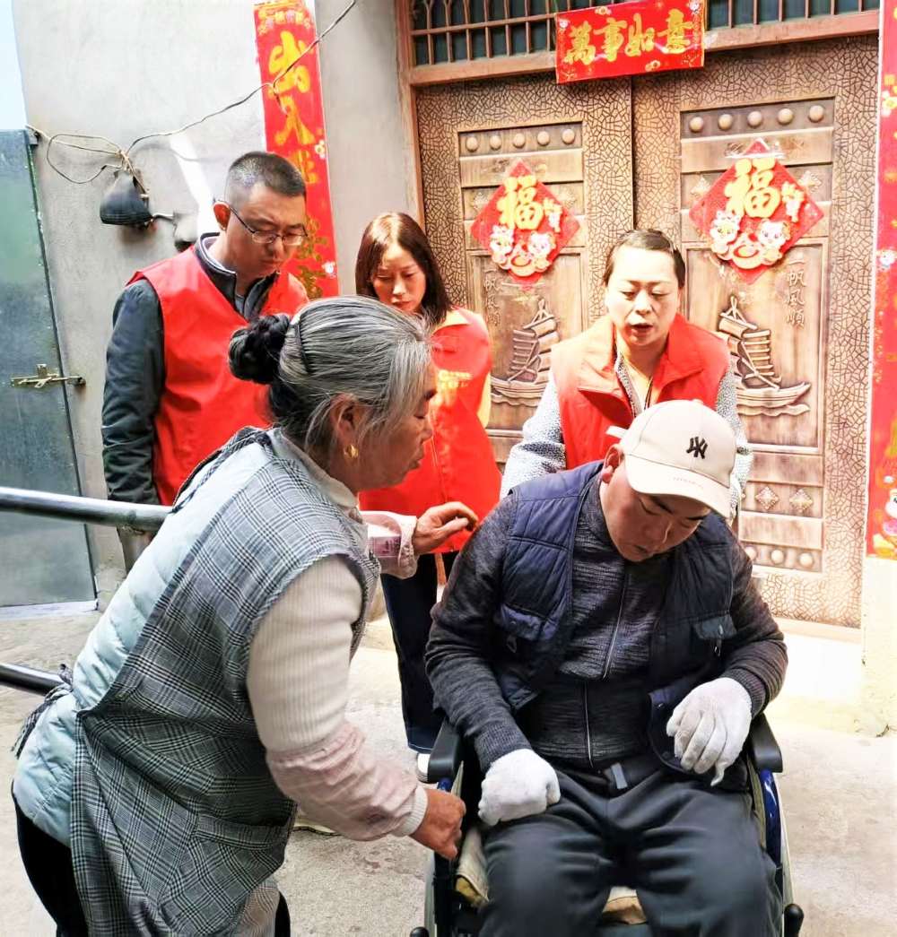 烟草志愿者常态化帮扶老两口。松潘县烟草专卖局（分公司）供图