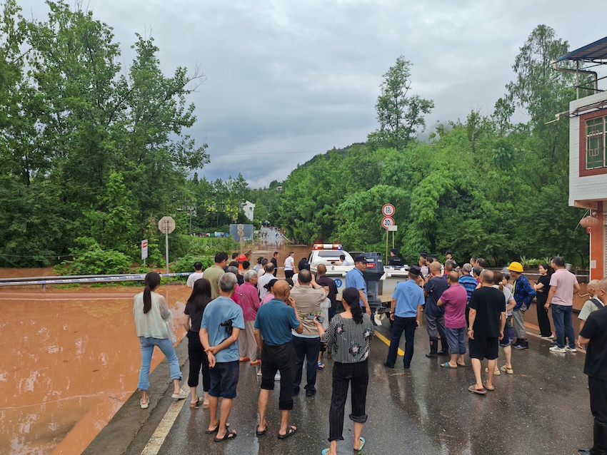 被淹没的涵水镇道路。平昌县烟草专卖局（分公司）供图