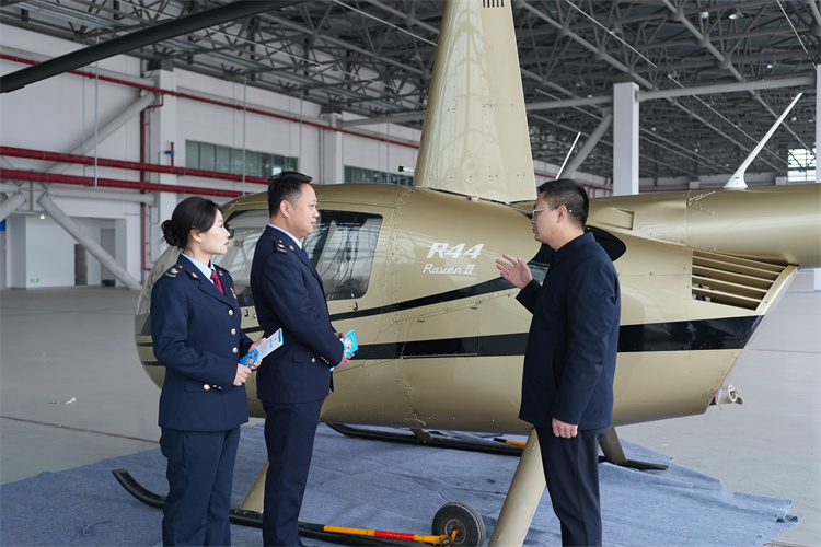 税务干部实地了解低空经济产业情况。达州市税务局供图