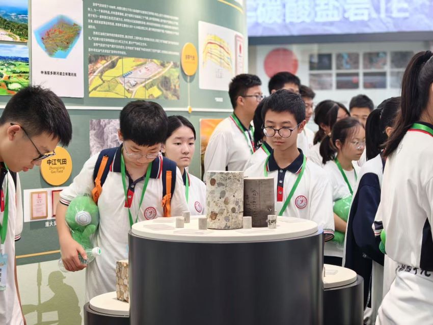 同学们近距离观察岩石标本。胡苏、杨池供图