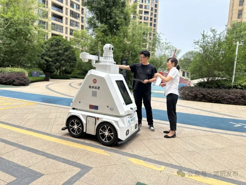 广目无人巡逻机器人。简阳市融媒体中心供图