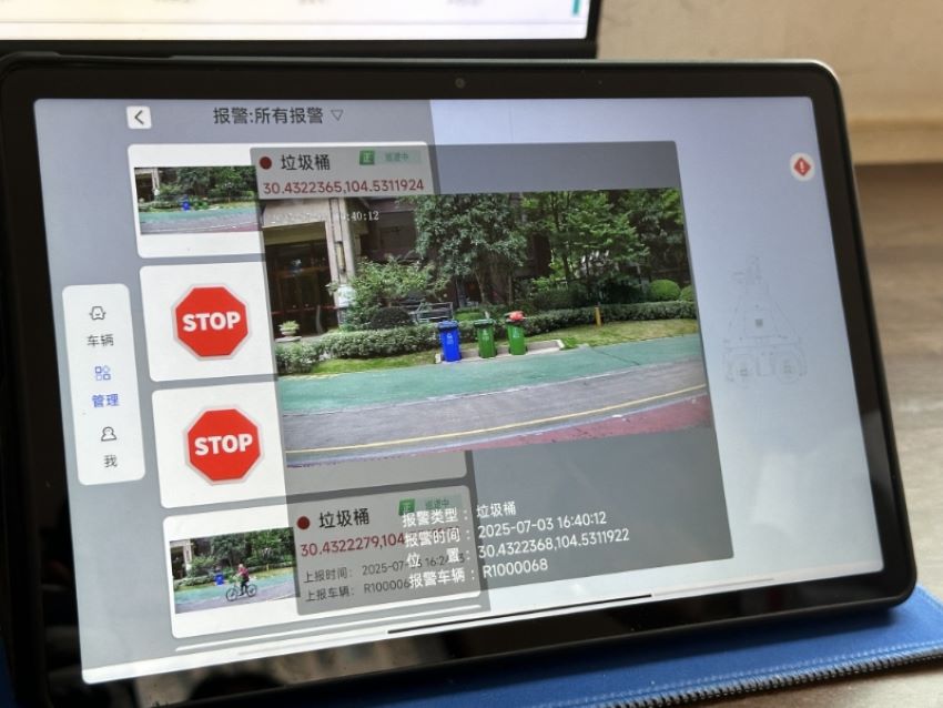 小区业主驻足观看。简阳市融媒体中心供图