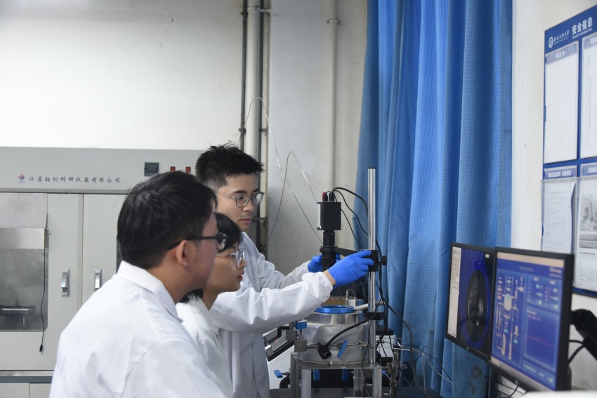 钟诚指导团队学生进行实验操作。袁唯茜摄