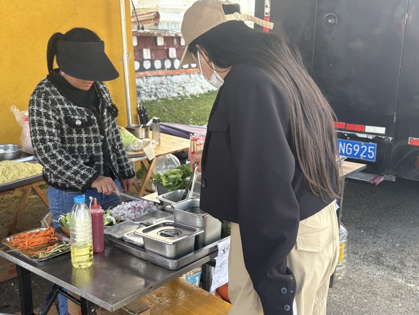 游客正在买烧烤。道孚县委宣传部供图.jpg