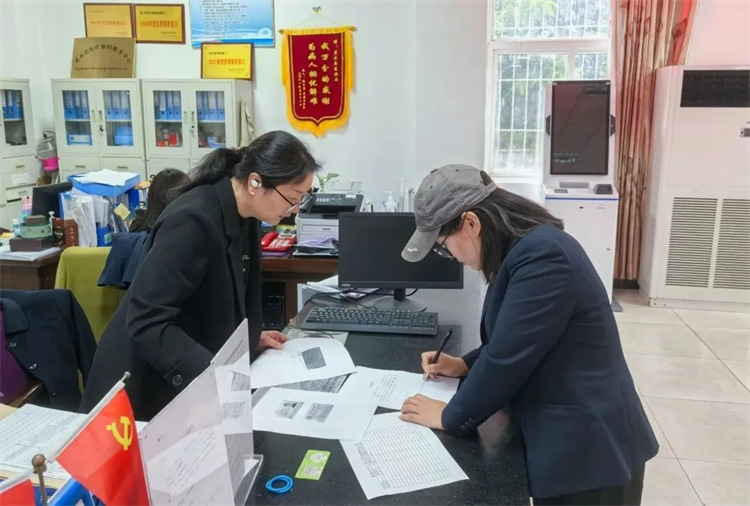 市民正在办理业务。黑水县融媒体中心供图
