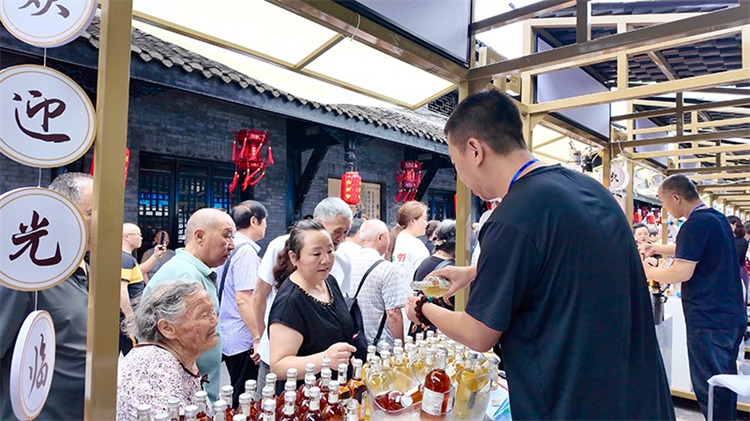 客商了解绵竹美酒。绵竹市融媒体中心供图