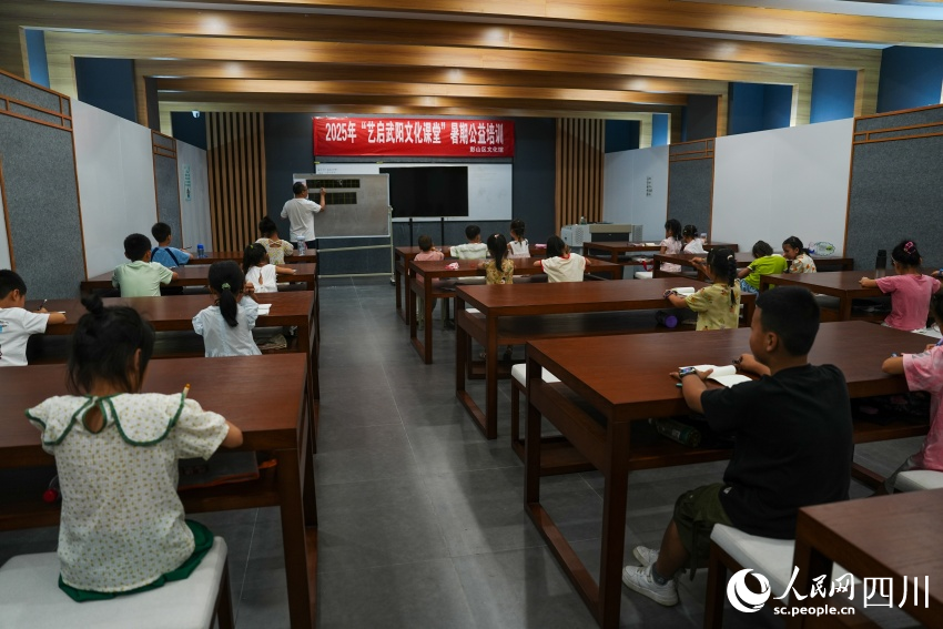 孩子们在眉山市彭山区文化馆“艺启武阳文化课堂”暑期公益培训班上学习书法。人民网 赵祖乐摄