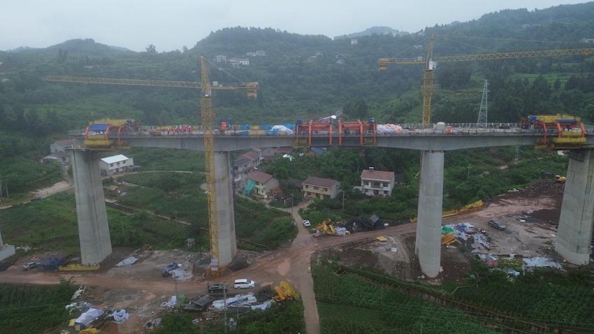 竹林村特大桥连续梁合龙现场。长江沿岸铁路集团四川公司供图