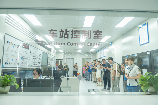 鐘武靜為“觀察團”成員介紹車站控制室。成都軌道集團供圖
