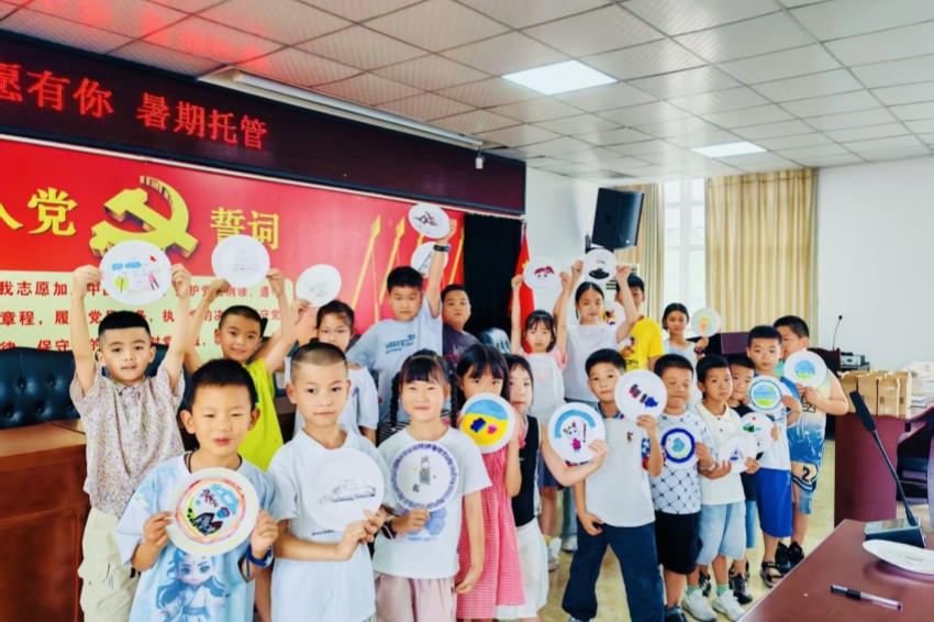 暑假托管班開展盤子作畫特色課程。新都區委社會工作部供圖