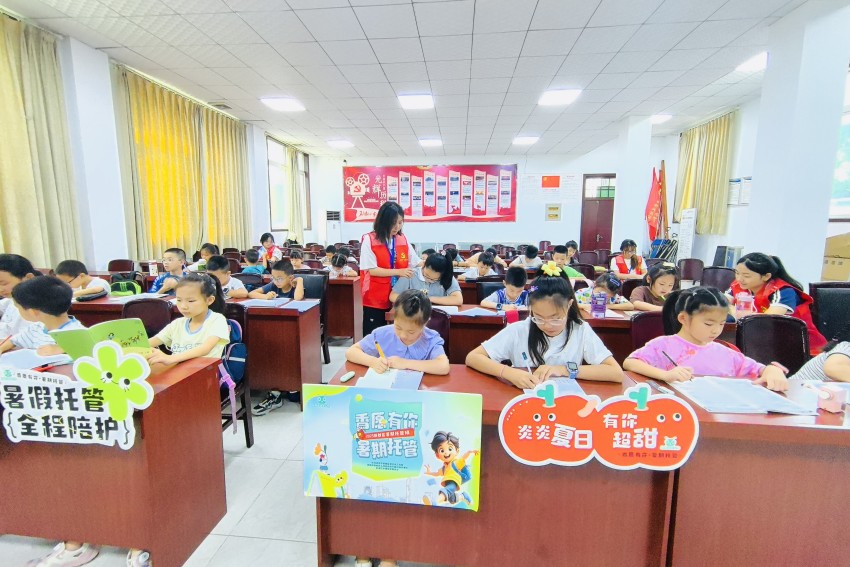 暑期托管課業輔導。新都區委社會工作部供圖