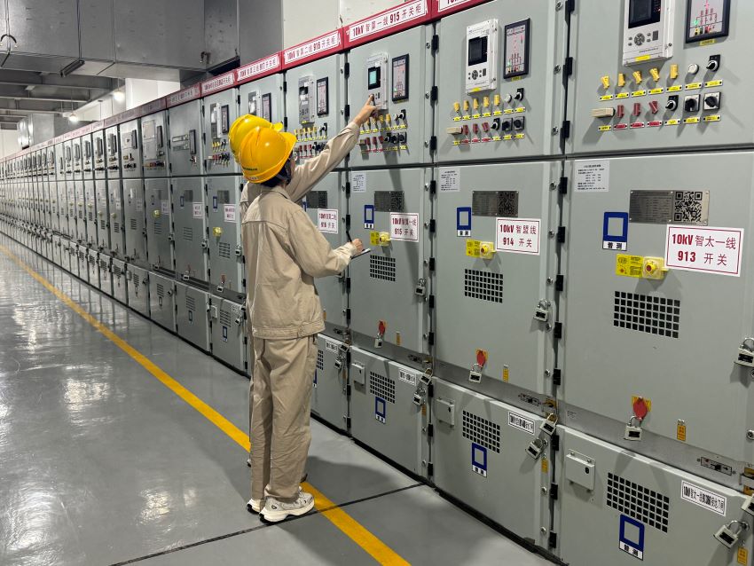 科智變電站工作人員進行日常數據記錄。何婧雯攝