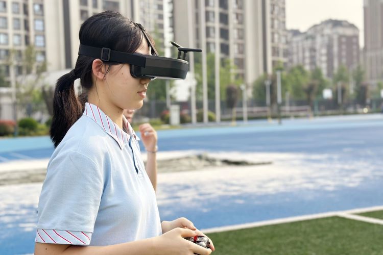 成都市石室成飞中学学生试飞飞行器。青羊区教育局供图