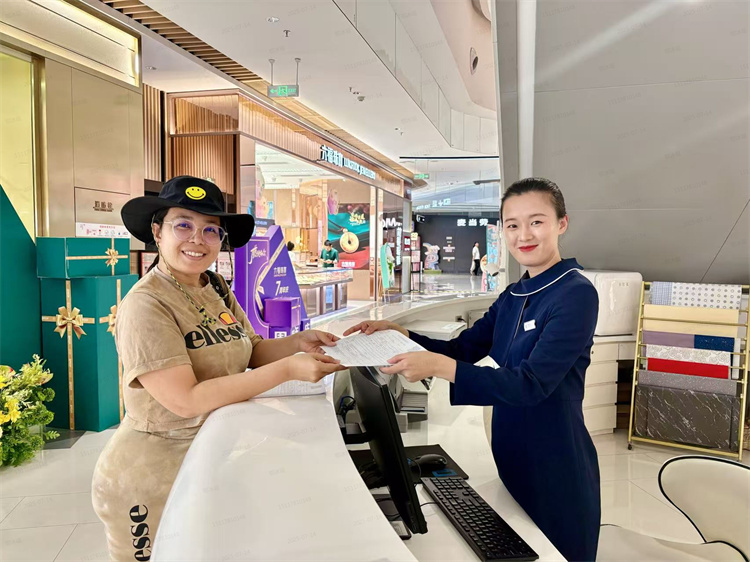 达州开具离境退税申请单现场。达州市税务局供图