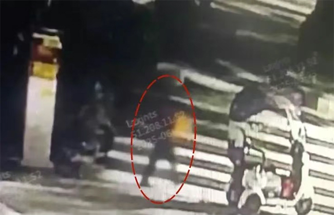 监控画面中犯罪嫌疑人正盗取AED设备。资阳公安供图