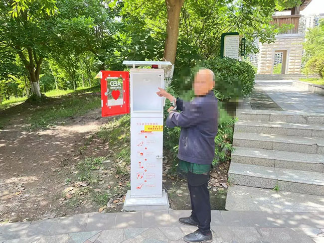 被撬开的AED设备桩。 资阳公安供图