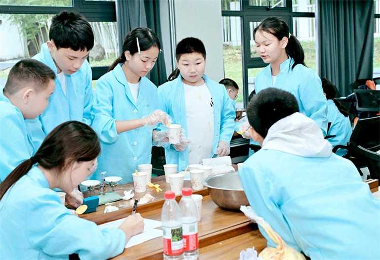 孩子們調配營養餐。綿竹市自然資源局供圖