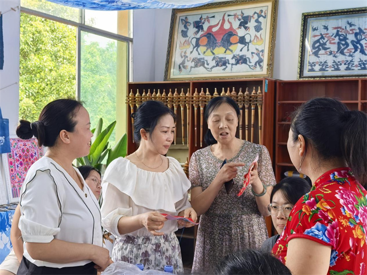 驻场指导绣娘实操。叙州区妇联供图