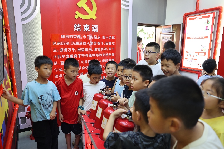 走进冕宁县消防救援局，小朋友们身临其境和体验一番。冕宁消防供图