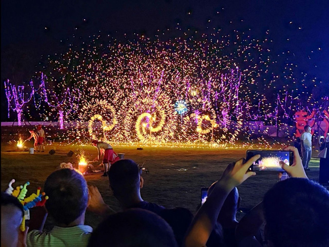精彩纷呈的篝火狂欢晚会。何雨桐供图