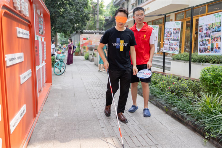 市民体验盲人出行。青羊区文明办供图