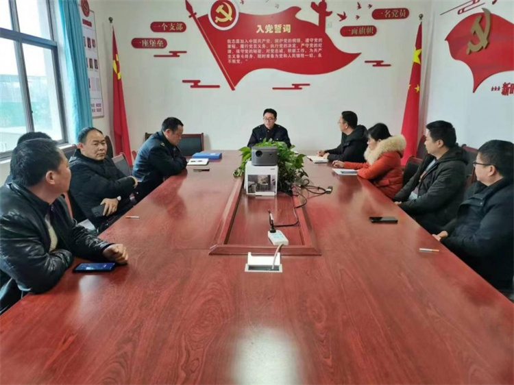 党建指导员到支部指导党建工作。杨鑫供图
