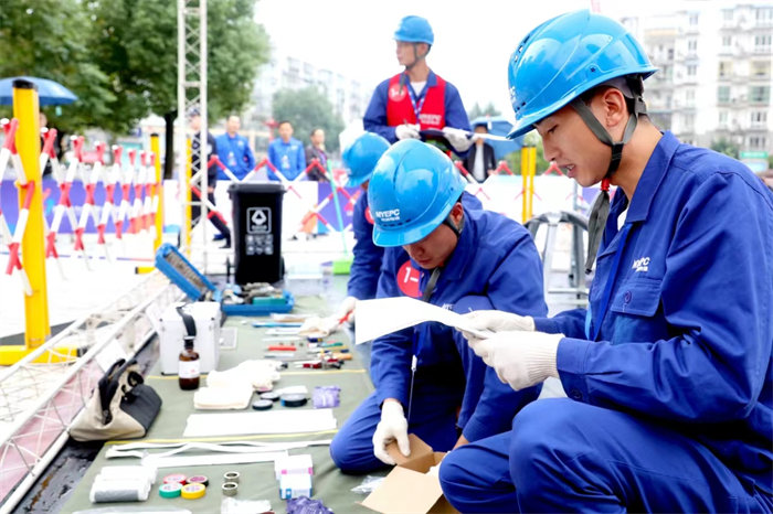 工作中的岳池輸變電工人。廣安市委統戰部供圖