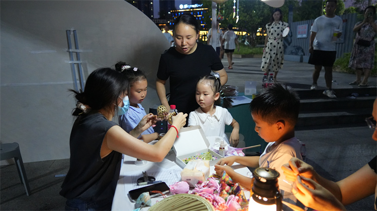 亲子手工活动体验区。张彧华供图