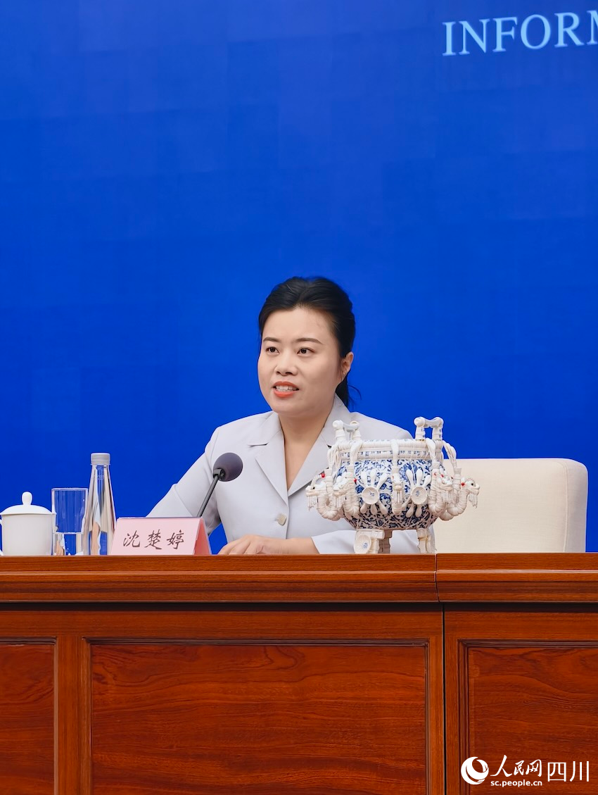 新聞發布會上，沈楚婷介紹九龍瓷器鼎燈文創產品。人民網記者 郭瑩攝