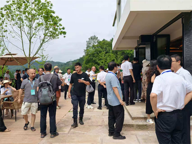 嘉宾了解曾家山民宿。朝天区委宣传部供图