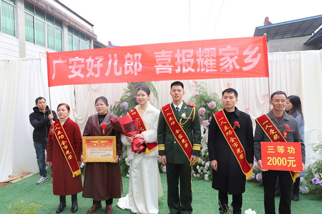 送喜報小隊為現役軍人夏仕寧家送去立功喜報。華蓥市退役軍人事務局供圖