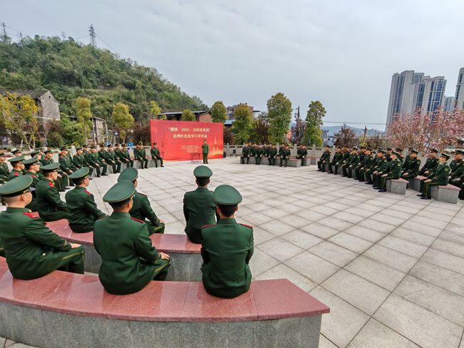 2025年清明期间，红色故事宣讲人黄昌明为驻区部队队官兵宣讲红色故事。丁菡摄