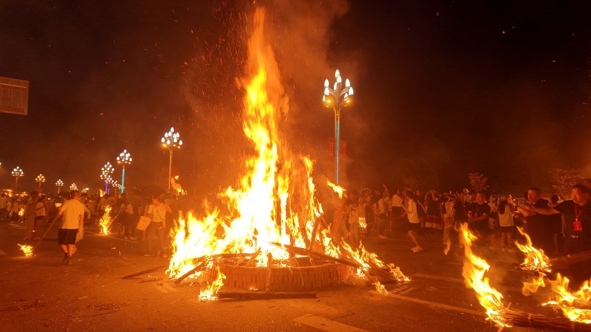 火把狂欢夜现场。何婧雯摄