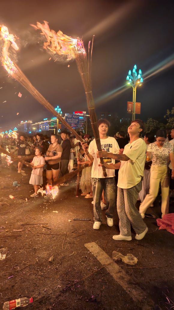 游客点燃小火把。宋明摄