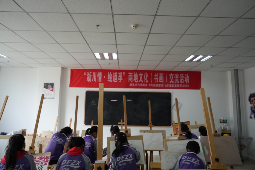 学生们正在进行创作。道孚县委宣传部供图