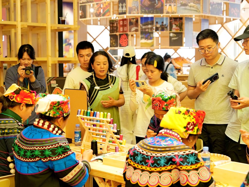 彝绣互动。凉山州委宣传部供图