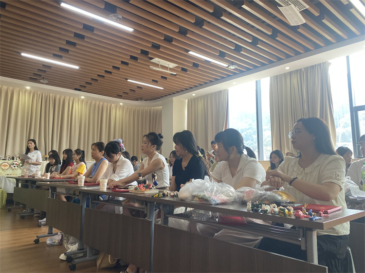 参训学员们认证聆听教学。翠屏区融媒体中心供图